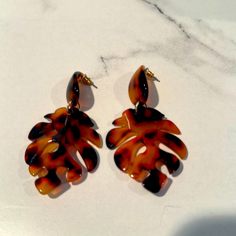 NWOT tortoise hanging leaf earrings.